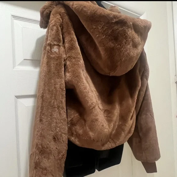 NWT Alo yoga Foxy Fur Expresso Brown  jacket  Size medium Limited Edition - Picture 9 of 9